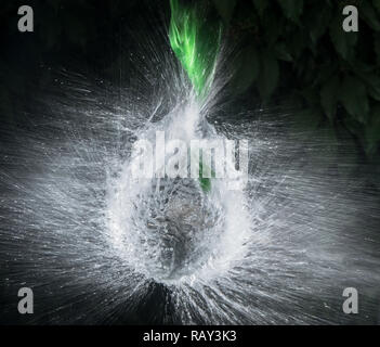 image à grande vitesse de l'explosion du ballon d'eau Banque D'Images