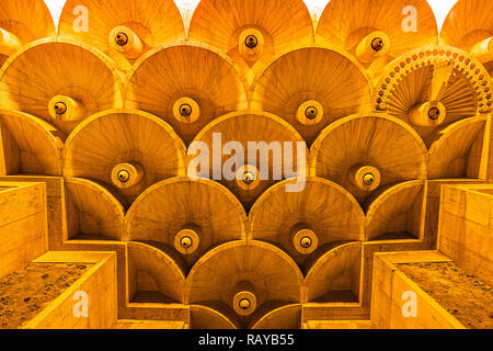 Fontaines de l'escalier géant connu sous le nom de Cascade, de nuit, à Erevan, Arménie. Banque D'Images