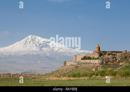 Khor Virap, complexe religieux orthodoxe arménienne avec le Mont Ararat dans l'arrière-plan, à Artashat, Arménie. Banque D'Images