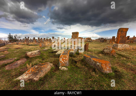 Tombes anciennes et headtsones dans le cimetière historique de Noratous en Arménie. Banque D'Images