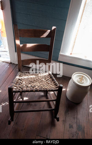 Canne tissée avec chaise antique baratte sur parquet dans la maison, Texan Historique Chestnut Square Historic Village, McKinney, au Texas. Banque D'Images