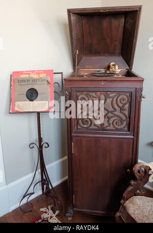 Record Player antique en bois avec support musical & enregistrement d'Edison. Historique de l'intérieur de la maison, Texan Chestnut Square Village, McKinney, au Texas. Banque D'Images