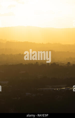Magnifique coucher de soleil sur la Gold Coast Hinterland d'une des tours d'appartement à Surfers Paradise. Banque D'Images
