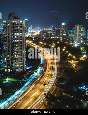 Les lumières de la ville de Surfers Paradise et de la plage principale de la Gold Coast, Queensland Australie avec légèreté et gratte-ciel. Banque D'Images