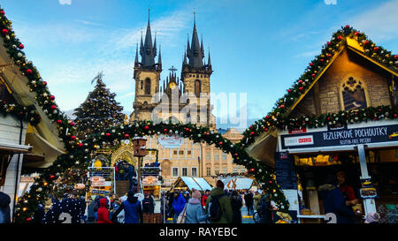 PRAGUE, RÉPUBLIQUE TCHÈQUE - 31 décembre 2018 : Marché de Noël sur la place de la vieille ville de Prague Banque D'Images