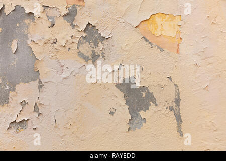 Couleur brun clair, mur peint. Weathered et a disparu à la texture, grunge background. La façade extérieure d'un bâtiment résidentiel Banque D'Images