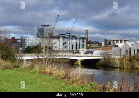 Voir l'autre côté de la rivière Taff à Brains brewery, Cardiff, Glamorgan du Sud, Pays de Galles Banque D'Images