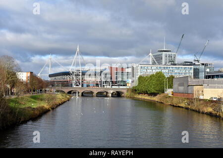 Vue de la rivière Taff, Taffs remblai de l'hydromel et la Principauté Stadium, Cardiff, Glamorgan du Sud, Pays de Galles Banque D'Images