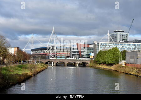 Vue de la rivière Taff, Taffs remblai de l'hydromel et la Principauté Stadium, Cardiff, Glamorgan du Sud, Pays de Galles Banque D'Images