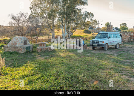 NIEUWOUDTSVILLE, AFRIQUE DU SUD, le 28 août 2018 : un camping à Matjiesfontein farm dans la province du Cap du Nord. Un véhicule et un extérieur historique Banque D'Images