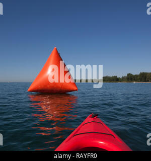 Bouy kayak marqueur dans le lac Ontario à Cherry Beach à Toronto au Canada au cours d'une course de kayak. Banque D'Images