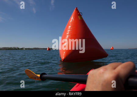 Bouy kayak marqueur dans le lac Ontario à Cherry Beach à Toronto au Canada au cours d'une course de kayak. Banque D'Images