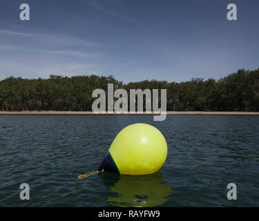 Bouy voile marqueur dans le lac Ontario à Cherry Beach, à Toronto (Ontario) Canada. Banque D'Images