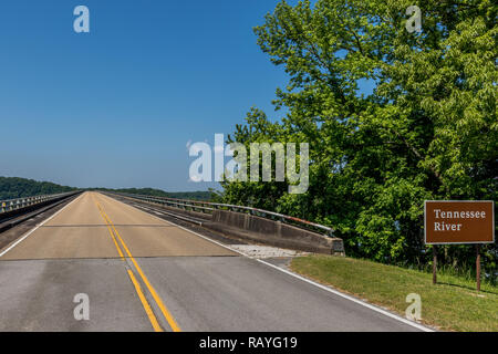 FLORENCE, AL, US-5/5/15 : La Natchez Trace Parkway pont sur la rivière Tennessee. Banque D'Images