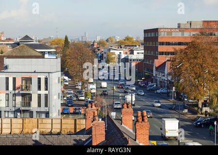 Les bureaux et les négociants indépendants line Washway Road la route principale par la vente dans Gtr Manchester Banque D'Images