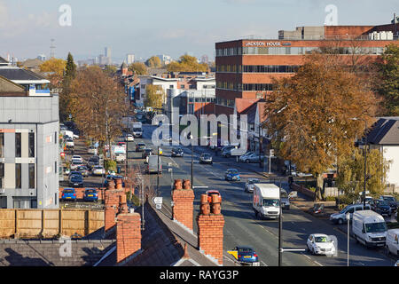 Les bureaux et les négociants indépendants line Washway Road la route principale par la vente dans Gtr Manchester Banque D'Images