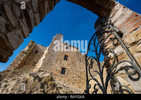 De l'ensemble monumental de la Rocca Aldobrandesca château de Suvereto, province de Livourne, Toscane, Italie Banque D'Images
