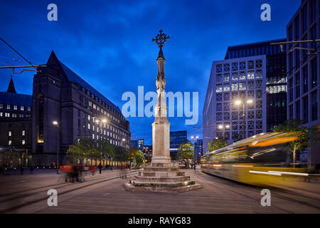 Nuit à Manchester Manchester central library et extension de la mairie à St Peters Square et la croix Banque D'Images