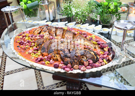 Poisson de style marocain est servi dans le mariage. Poisson avec sauce tomate Banque D'Images