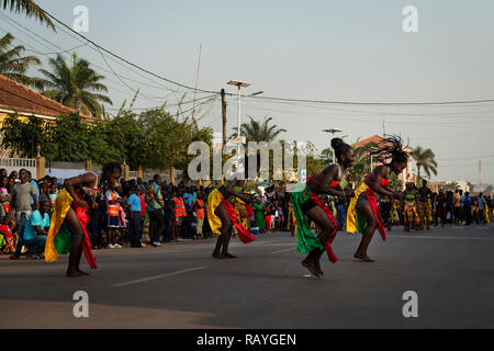 Bissau, République de Guinée-Bissau - Février 12, 2018 : Groupe de filles d'effectuer pendant le carnaval dans la ville de Bisssau. Banque D'Images