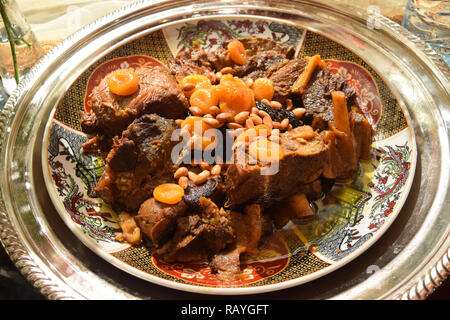 Plat marocain avec de la viande, les prunes et les graines de sésame close up Banque D'Images