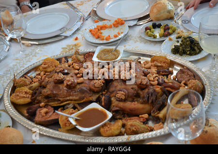 Plat marocain avec de la viande, les prunes et les graines de sésame close up Banque D'Images