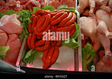 Une variété de poulet cru et des saucisses à la boucherie Banque D'Images