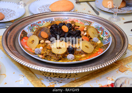 Plateau de prune et d'ananas. Plat marocain servi dans les mariages Banque D'Images