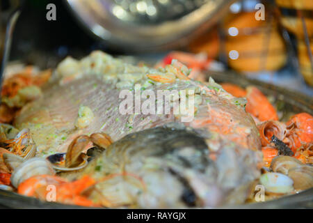 Poisson de style marocain est servi dans le mariage. Poisson avec sauce tomate Banque D'Images