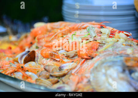 Poisson de style marocain est servi dans le mariage. Poisson avec sauce tomate Banque D'Images