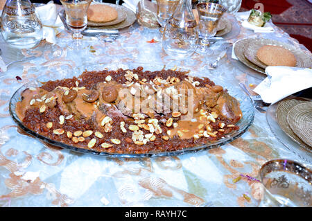 Plat marocain avec de la viande, les prunes et les graines de sésame close up Banque D'Images