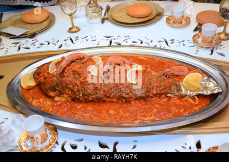 Poisson de style marocain est servi dans le mariage. Poisson avec sauce tomate Banque D'Images