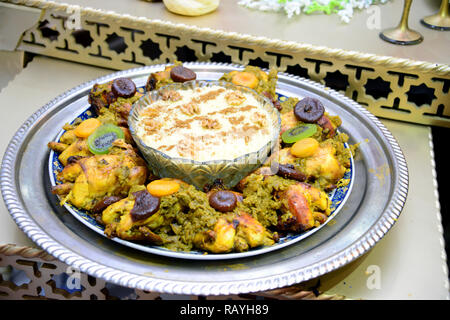 Poulet grillé marocain. Servi avec du citron dans un plat traditionnel Marocain. Le repas principal au mariage Banque D'Images