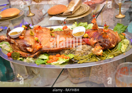 Un agneau à la vapeur avec des légumes. Décoration Présenté lors de mariages marocains Banque D'Images