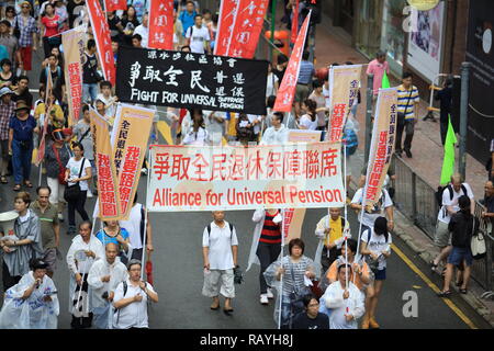 HONG KONG - 1 juillet : le Hong Kong 1 juillet manifestations à Hong Kong le 1er juillet 2013. Les manifestants demande la réforme politique, la crise économique et la solution de problème de logement Banque D'Images