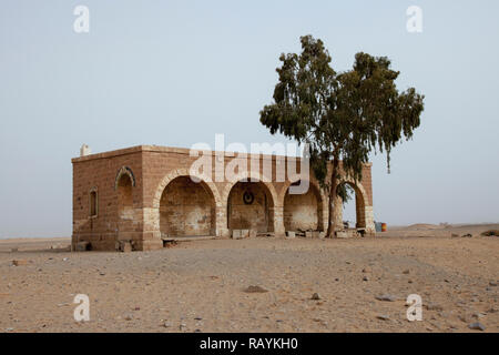 La gare abandonnée du Hedjaz ou du Hijaz à Mudawwara est la colonie la plus méridionale de Jordanie près de la frontière saoudienne qui faisait partie du réseau ferroviaire ottoman qui allait de Damas à Médine, en passant par la région du Hedjaz en Arabie Saoudite, avec un embranchement vers Haïfa sur la mer Méditerranée. Banque D'Images