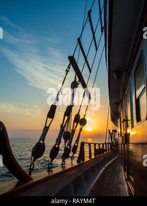 Coucher de soleil sur le voilier pont tandis que les croisières dans les Cyclades en Grèce Banque D'Images