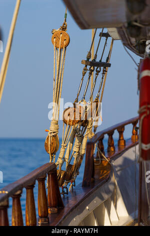 Vieux bateau s'attaque. Vieux gréement du navire. Contexte Banque D'Images