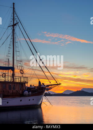 Voilier au lever du soleil sur la baie de Nidri dans l'île de Lefkas Grèce Banque D'Images