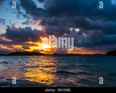 Lever du soleil sur la baie de Nidri dans l'île de Lefkas Grèce Banque D'Images