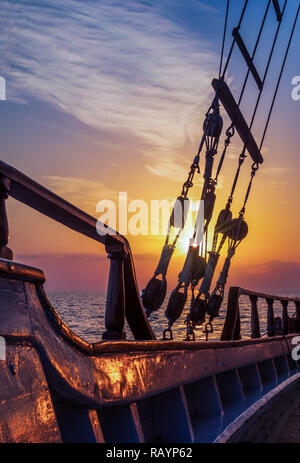 Coucher de soleil sur le voilier pont tandis que les croisières dans les Cyclades en Grèce Banque D'Images