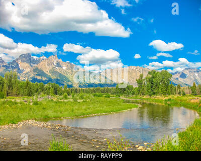 Avis de Teton Mountain Range de la Snake River à Grand Teton National Park dans le Wyoming, États-Unis. Voyage en Amérique du Nord en été. Banque D'Images
