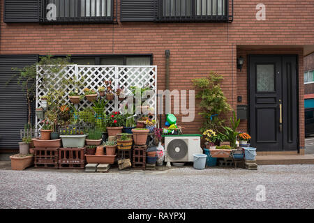 Nagasaki, Japon - 26 octobre 2018 : maison moderne avec beaucoup de plantes et de fleurs en face de décoration Banque D'Images