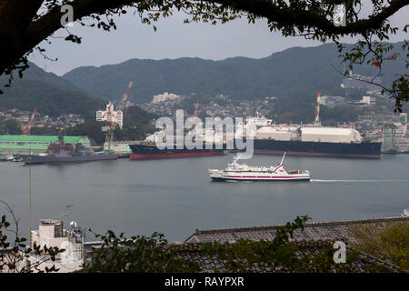 Nagasaki, Japon - octobre 26,2018 : port de Nagasaki avec des bacs et cruiseboats entouré de montagnes Banque D'Images