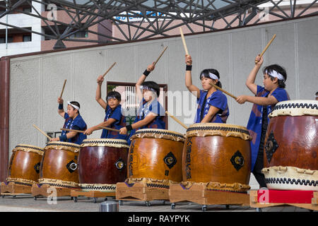 Sasebo, JAPON - 27 octobre 2018 : Les enfants de la bande de tambours taiko, ce qui donne un rendement à Sasebo, Japon Banque D'Images