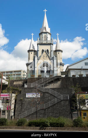 Sasebo, JAPON - 28 octobre 2018 : Église catholique Miura cho, planeur, avec l'architecture gothique de l'église sur la pente de Sasebo Banque D'Images