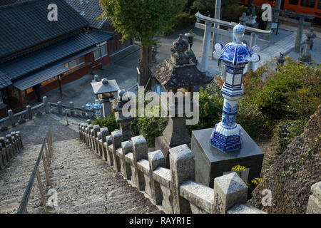 Arita, JAPON - 30 octobre 2018 : lanternes bleu et blanc près de l'escalier du sanctuaire Tozan à Arita au crépuscule Banque D'Images