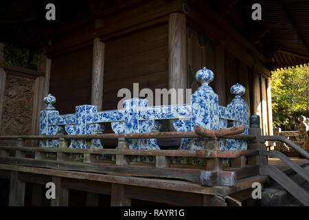 Arita, JAPON - 30 octobre 2018 : Détail du sanctuaire Tozan à Arita avec une balustrade faite de porcelaine Arita bleu et blanc Banque D'Images