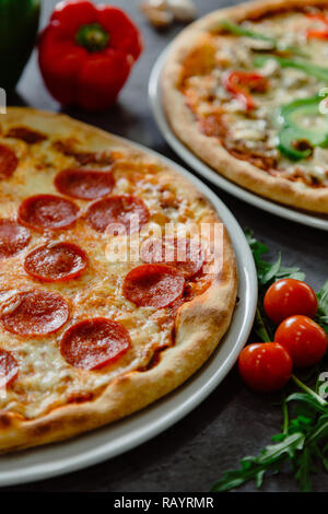 Délicieuse pizza, ou livrer à la maison et dîner avec la famille et les amis Banque D'Images