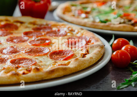 Délicieuse pizza, ou livrer à la maison et dîner avec la famille et les amis Banque D'Images